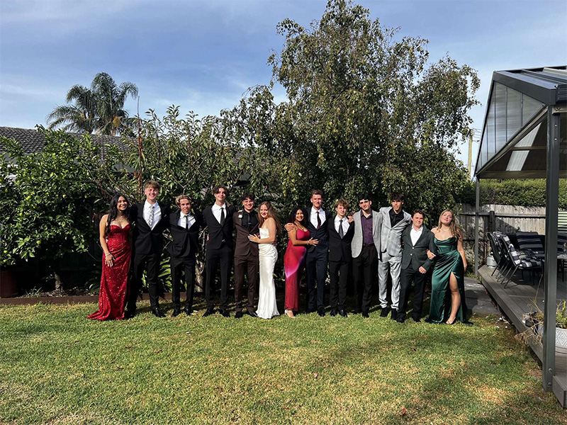 Australia Nei programmi di 8, 10 e 12 settimane è incluso un’Orientation iniziale di 4 giorni a Sydney, una città moderna e dinamica dove il sole splende tutto l’anno. Qui potrai visitare i luoghi simbolo della città, come la celebre Opera House, passeggiare lungo le vie del centro e goderti momenti di relax a Manly Beach. Non mancherà l’occasione di incontrare da vicino la fauna australiana nello Zoo di Sydney, ammirando koala e canguri nel loro habitat. Durante tutto il programma, gli studenti saranno ospitati in famiglie selezionate in diverse località del territorio australiano e frequenteranno una scuola locale, vivendo la quotidianità dei coetanei australiani, praticando la lingua ogni giorno e costruendo legami autentici con compagni e host. Per il programma di 12 settimane è previsto anche un’Orientation finale di 3 giorni sulla Gold Coast, tra spiagge dorate, mare cristallino e divertimento. Potrai cimentarti nel surf e visitare Dreamworld, uno dei parchi a tema più famosi d’Australia, con attività e attrazioni per vivere la tua esperienza fino all’ultimo giorno in maniera indimenticabile. Studio e sistema scolastico in Australia La High School australiana copre generalmente gli anni dal Year 7 al Year 12, per studenti dai 12 ai 18 anni, ed è suddivisa così:  Year 7-10 – Middle School (12-15 anni) Year 11-12 – Senior School (16-18 anni) In Australia, gli studenti seguono materie obbligatorie come Inglese, Matematica, Scienze, Storia/Geografia, Educazione fisica e talvolta una seconda lingua, affiancate da opzionali come Arte, Musica, Drama, Informatica, Economia, Business, Design & Technology, scienze applicate, lingue straniere e corsi vocational. Le scuole australiane offrono anche attività extracurriculari, come sport, club di arte, teatro, musica, dibattito, robotica, volontariato e leadership club, permettendo agli studenti di sviluppare abilità sociali, leadership e interessi personali, vivendo pienamente la quotidianità con coetanei australiani. E’ obbligatorio l’uso della divisa.